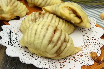 Little conch rolls of red syrup