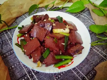 Garlic pig blood