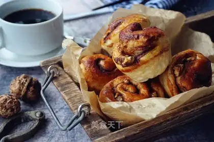 Cinnamon pecan rolls