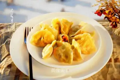 Spoons of mushroom sauce, black-mulph dumplings