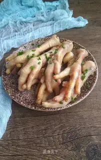 Fresh chicken claws