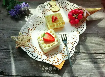 Mini strawberry cream cake