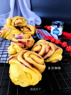 Blueberry pumpkin rolls