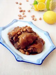 Pork hoof stew peanuts