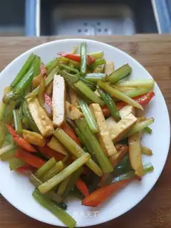 Celery fried tofu