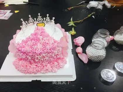Queen's crown dress cake