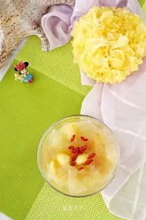 A silver spoon of white fruit apples