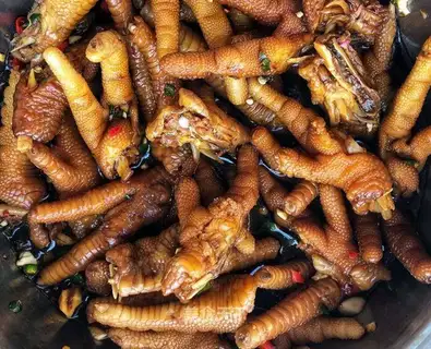Pearing chicken claws