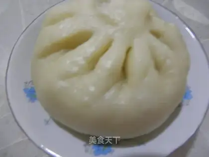 Chicken buns with sauce