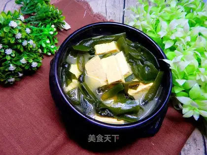 Seaweed tofu soup