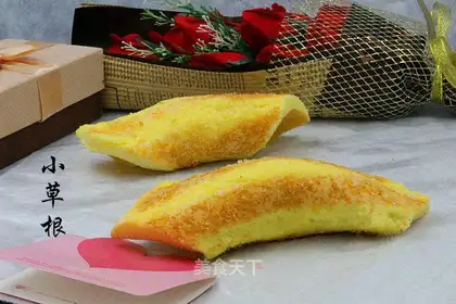 Red banana hug cake