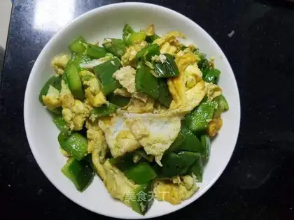 Duck eggs with green pepper