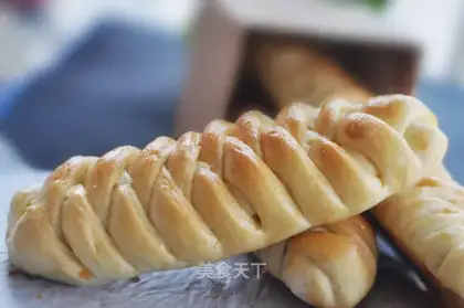 Meat pine bread