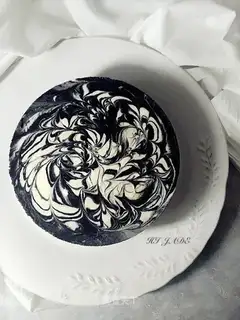 Black and white Marbles, Lamus