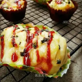 Meat pine onion cheese rolls