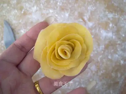Yellow rose steamed buns
