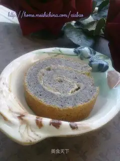 Black sesame cake roll