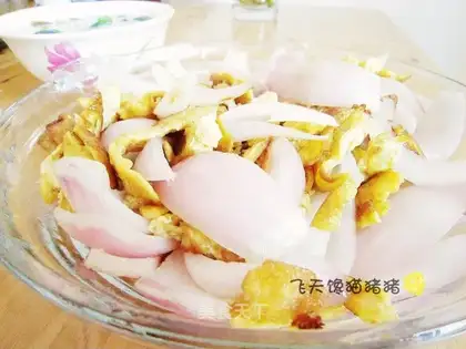 Scrambled eggs with onions
