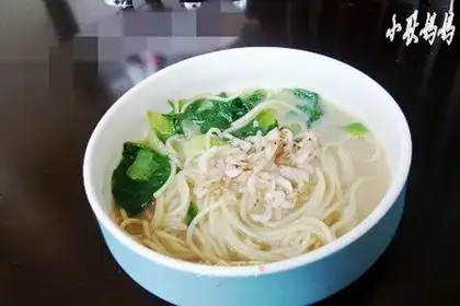 Ramen with green vegetables and shrimp skin