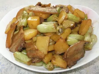 Braised pork belly with potatoes and kidney beans
