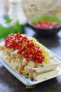 Two-color steamed dried bean curd with chopped pepper