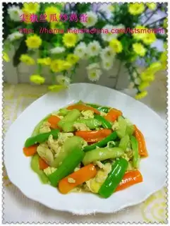 Scrambled eggs with pepper and loofah