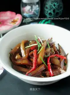 Shredded tomato with spicy sauce