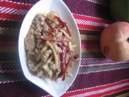 Shredded beef with cabbage and melon