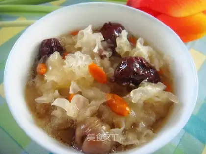 Tremella longan red dates wolfberry soup