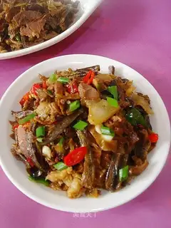 Braised dried fish with salt and bacon