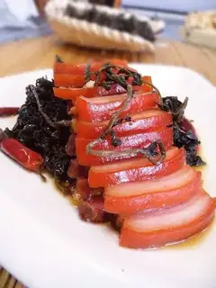 Steamed bacon with purslane