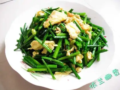 Scrambled eggs with leek flowers