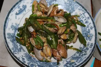 Spicy stir-fried clams