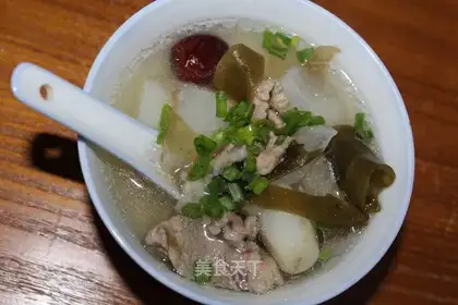 Tube bone radish seaweed soup