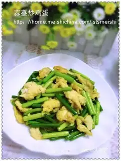 Scrambled eggs with garlic sprouts