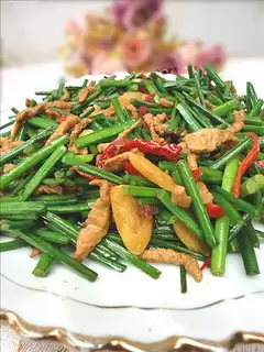 stir-fried shredded pork with leeks and moss