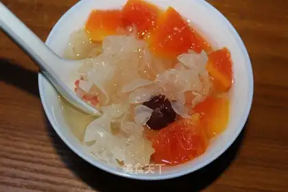 Papaya and tremella soup
