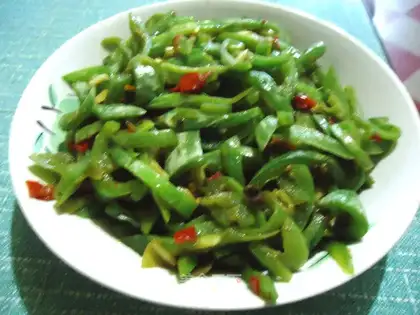 Chopping pepper snake bean