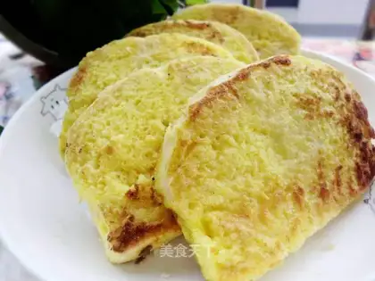 Egg-scented steamed buns slices