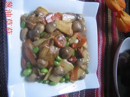 Straw mushroom in onion oil