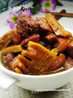 Dried bamboo shoots and roasted pork