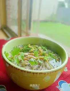 Shredded chicken and Chinese toon soba noodles