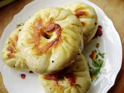 Fried buns with leek and egg