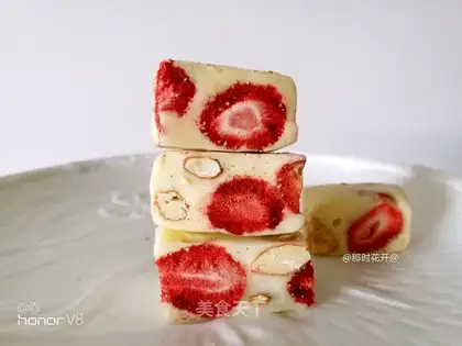 Strawberry dry almonds