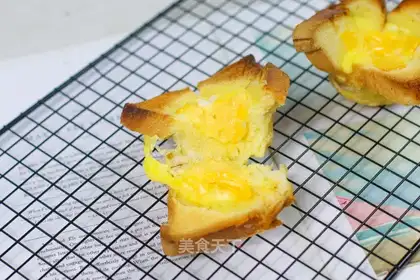 Toast egg cheese cup