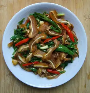 Green pepper fried pig ears
