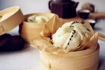 Black sesame onion rolls