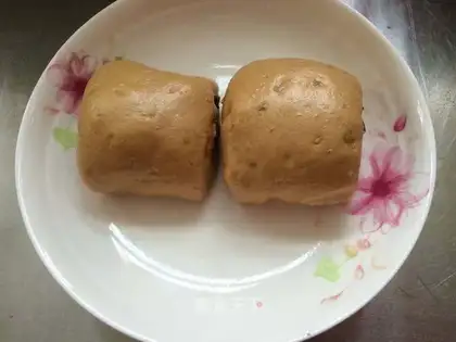 Red sugar date rolls