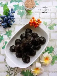 Homemade black sesame pie