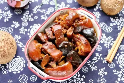 The mushroom stewed pig hoof
